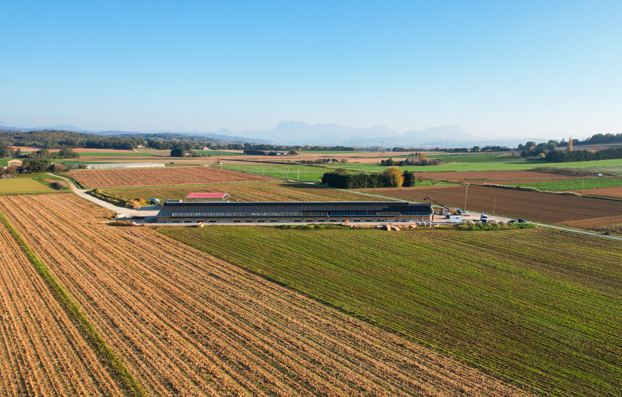 Photo aérienne du poulailler par drone, commune d'Allex (26400), France. Réalisée par TAKECAM pour la Ferme de Boudras.