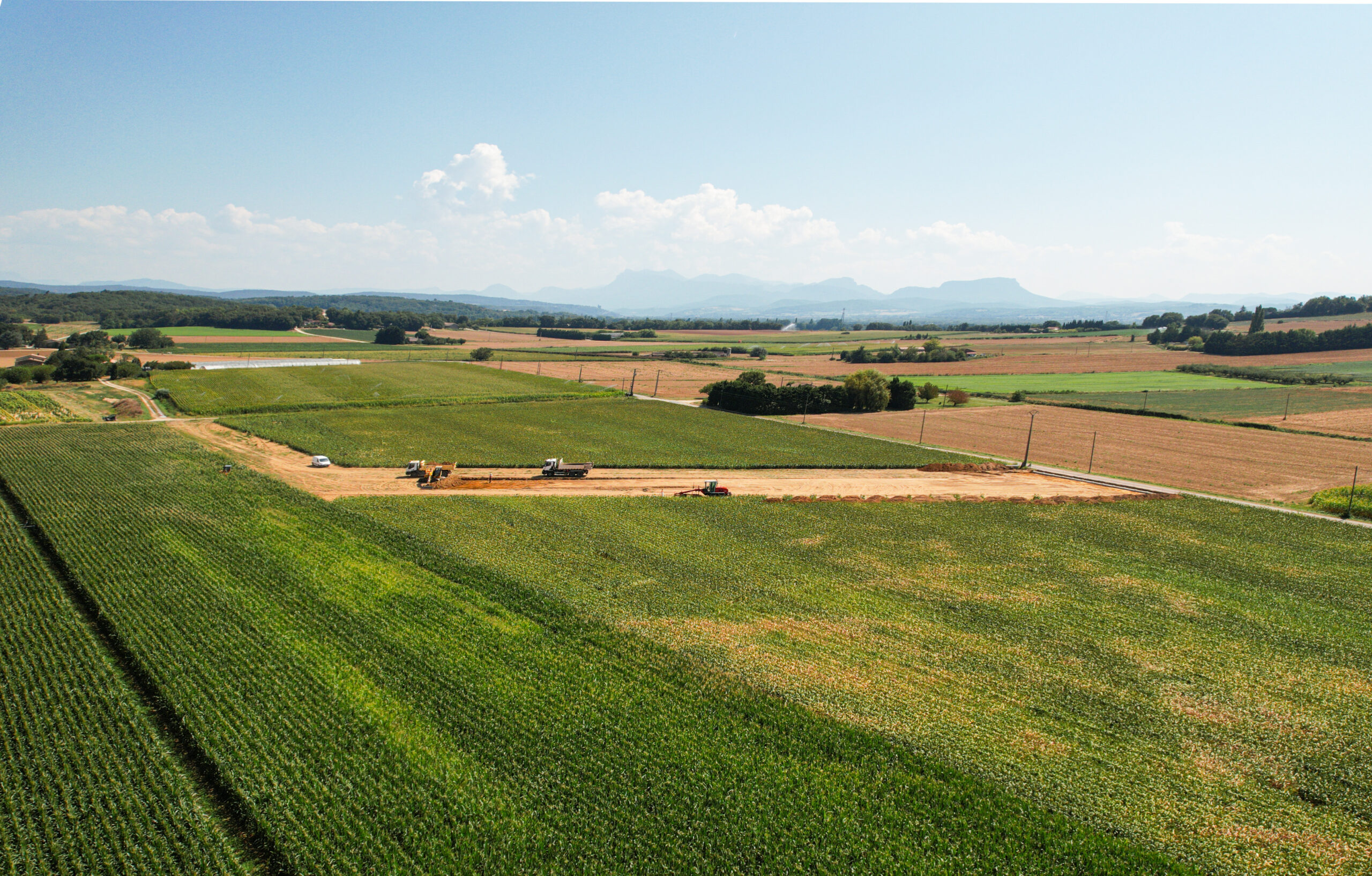 Photo aérienne du poulailler par drone, commune d'Allex (26400), France. Réalisée par TAKECAM pour la Ferme de Boudras.