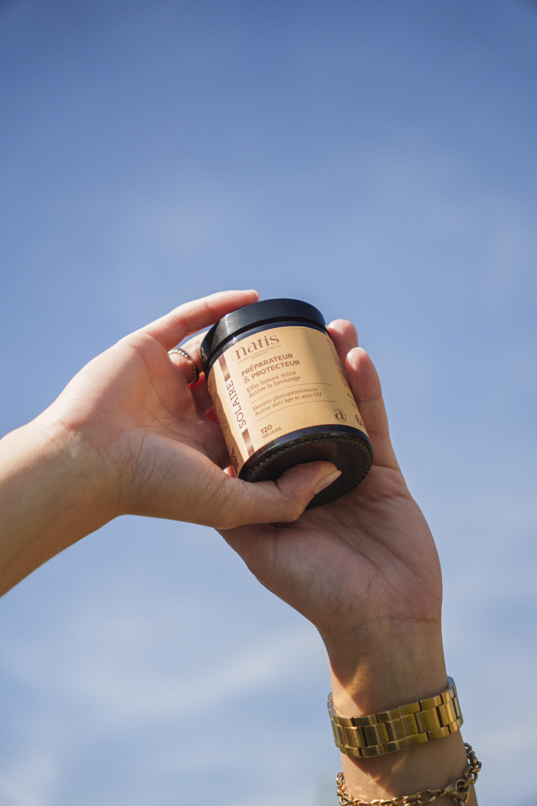 Shooting photo et vidéo pour valoriser NatisLab, la marque drômoise de Julie Béranger. Une immersion au cœur d’une marque 100 % locale, incarnée par sa fondatrice passionnée. À travers ce contenu, l’objectif était de capturer l’essence de NatisLab : son ancrage territorial, son authenticité, et son engagement pour des produits responsables.